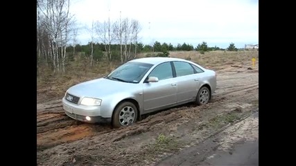 Audi A6 Quattro излиза от калта без проблем 