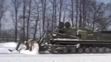 Путепрокладчик Бат-2 борется со снежными завалами. Бездорожные России.
