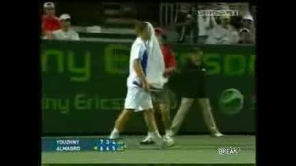 - Тенисист Си Спуква Главата По Време на мач 