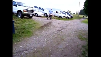 Моторист събира погледите на приятелите си!