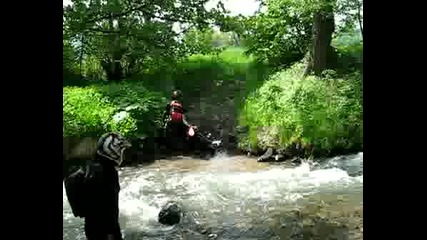 Ади Минава През Реката