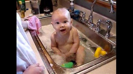 Бебе Се Къпе В Мивка - Смях !
