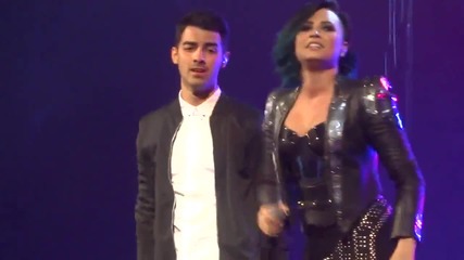 Прекрасните!!! Demi Lovato and Joe Jonas- Wouldn't Change A Thing (barclays Center 10_27_14)