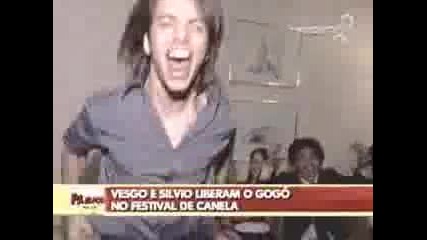 Sandy deixa o seio aparecer em entrevista a Vesgo e S