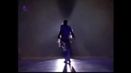 Michael Jackson - на живо в Мюнхен - луда фенка се качва на сцената 