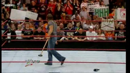Шеймъс се запознава с чукът на Играта. | Raw 4/05/10 |