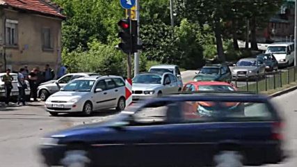 Кола влезе в насрещното, помля две коли и спря в къща в Хасково