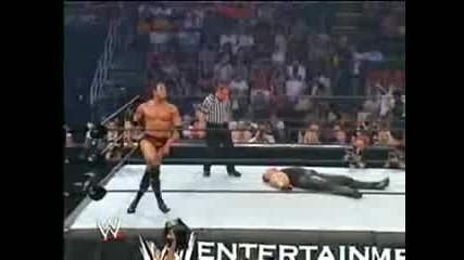Wwe - The Rock прави задушаващо на Undertaker