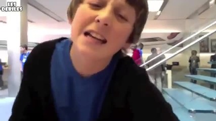 Смешник се прави на певец в мола