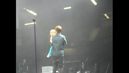 Justin Bieber носи сестричката си на сцената 