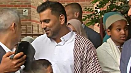 Балон с лика на лондонския кмет по бикини полетя в небето над града