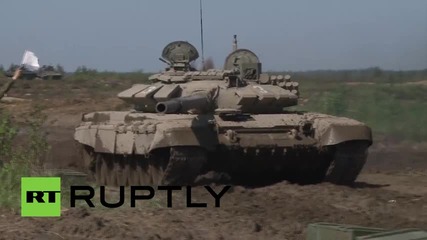Екипаж на танк показва умения в руски танков биатлон