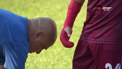 Проблеми с превръзката на ръката за играч на Септември