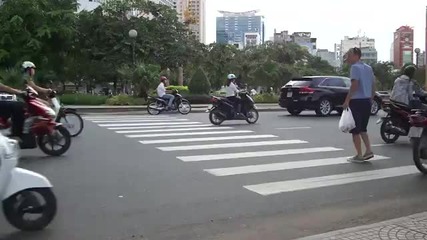 Опасно пресичане на улица във Виетнам