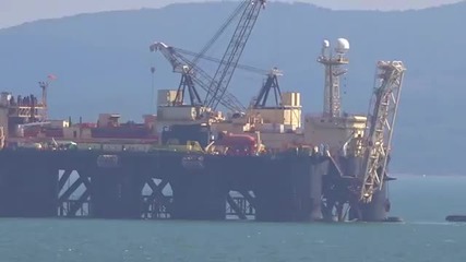 Гигантски кораб навлиза към Бургас, на борда му ще заваряват тръбите за "южен поток"