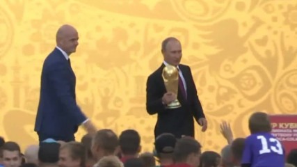 Путин и Инфантино стартираха тур за Световната купа