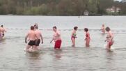 На Разпети Петък: Берлинчани се изкъпаха в езерото Ванзее (ВИДЕО)