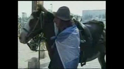 Аржентинец обикаля света на кон