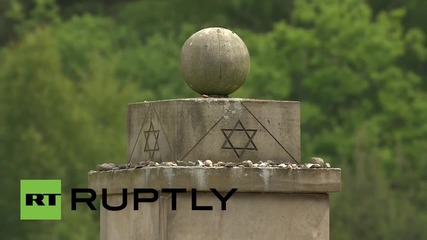 Germany: Queen Elizabeth pays respects at Bergen-Belsen concentration camp