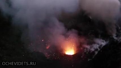 Изригване на вулкан-поглед от високо