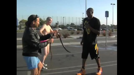 Kobe Bryant Прескача Басейн със змии (черна Мамба) 