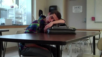 Учител си прави бъзик със спящ ученик по време на час!