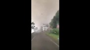 Торнадо уби човек и рани 30 други в Италия (любителски кадри)
