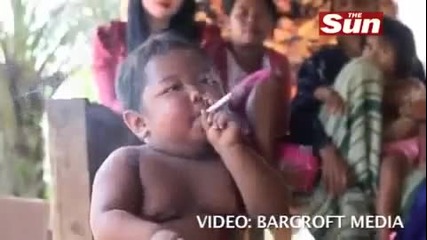 Двегодишно дете пристрастен пушач в Индонезия 