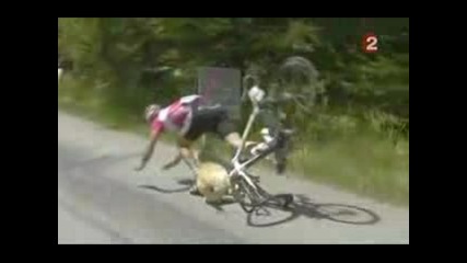 Тур Де Франс - Колоездач Се Пребива В Куче