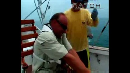 Мъж изяжда шамар от риба 