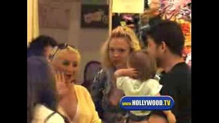 Christina Aguilera И Съпругът И В Бебешки магазин