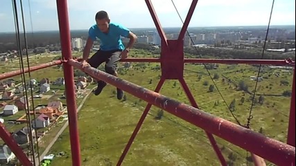 Руснак прави набирания на 110 метрова кула
