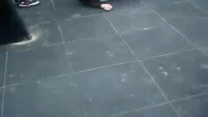 Тази девойка май е пияна 