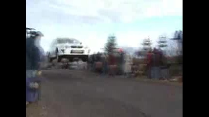 Умопомрачаващ Jump със Subaru Impreza Rally car
