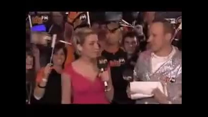 Репортер пипа колежката си пп циците в ефир