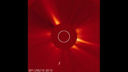 Комета удря Слънцето