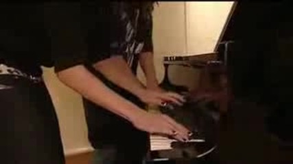 Bill и Tom свирят на роял 