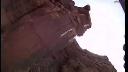 Луди Скокове в дълбок каньон