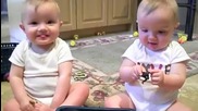 Смях!!! Близнаци имитират кихащия си баща