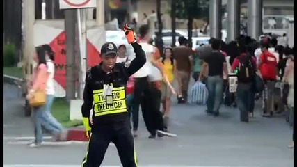 Луд полицай танцува смях