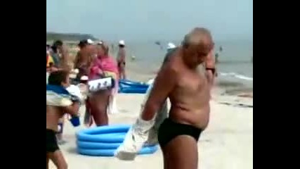 Пиян дядка на плажа [голям Смях]