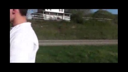 {смях} колело се забива в пътен знак
