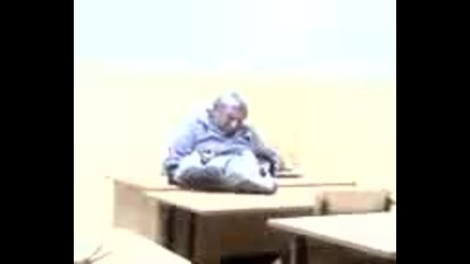 Учител по Биология спи в час