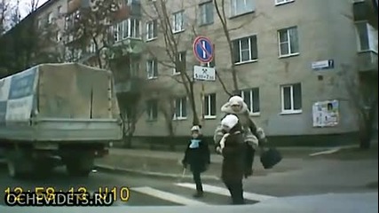 Ето как майка пресича с децата си пешеходна пътека в Русия