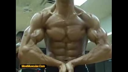 Natural bodybuilder Kent Julius biceps 