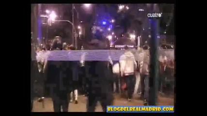 Фенове Празнуват На Площада В Мадрид След Мача С Барселона