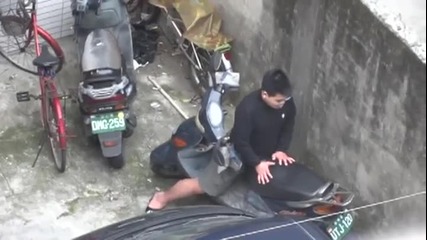 Мъж уловен от камерата, как еротично палува със своя скутер .