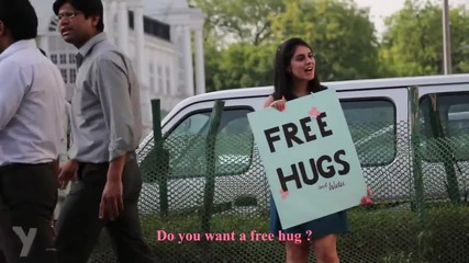 Сладурана предлага безплатни прегръдки, но вместо това..