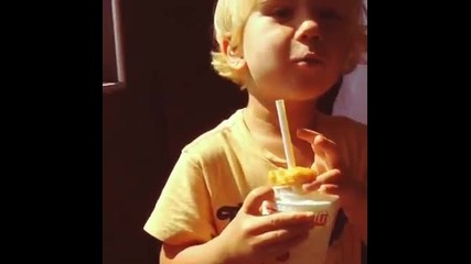 Най-якия смях! Justin Bieber instagram video - Jaxon drinking through chicken