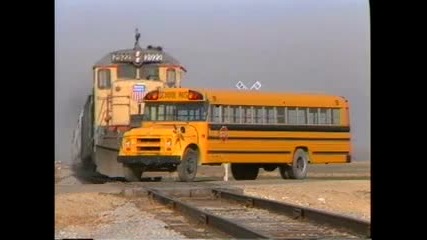 влак блъска училищен автобус(тестова катастрофа)